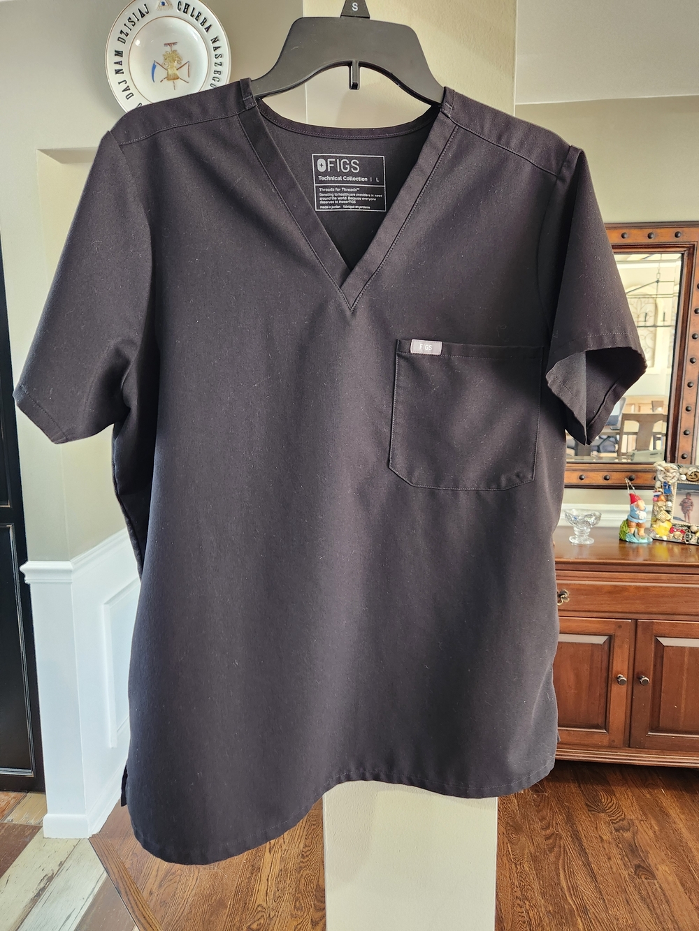 Figs Women's Black V-Neck Short Sleeve Scrub Top Size L With Chest Pocket